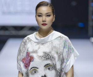 Thanh Hằng khí chất ngút ngàn, khoe chân dài miên man trên sàn diễn