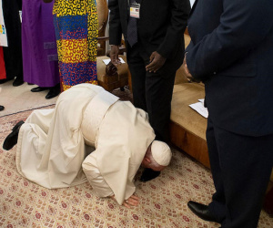 Giáo hoàng Francis bất ngờ hôn chân lãnh đạo Nam Sudan