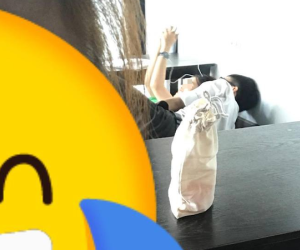 Khách hàng nổ đom đóm mắt với cặp đôi ôm ấp, hôn hít nhau ngay tại quán trà sữa, nhắc nhiều lần chẳng thèm thưa