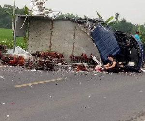 Mẹ gào khóc bên thi thể con trai sau tai nạn giao thông khiến nhiều người xót xa