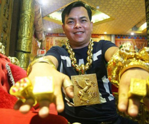 Ảo Phúc XO: Tay phụ xe nghèo nổi phềnh thành 'đại gia vàng'
