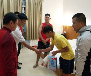Cầu thủ U17 Hà Nội đến xin lỗi cầu thủ Trung Quốc sau va chạm xấu xí