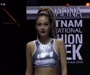 Dân mạng cười cợt clip 'nhào lộn lịch sử' của Minh Hằng trong show thời trang