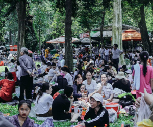Hàng ngàn người đổ về khu vui chơi ở Sài Gòn trốn nắng nóng gần 40 độ trong ngày nghỉ lễ