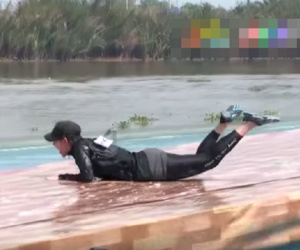 Không chỉ lộn nhào ở sàn catwalk đâu, Minh Hằng cũng vừa có cú phi người kinh điển tại Running Man
