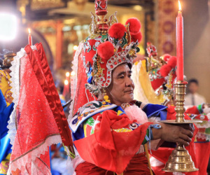 Người Sài Gòn chen chân dâng hương ngày giỗ tổ