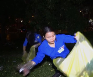 Video: Hàng trăm người dọn rác xuyên đêm tại đền Hùng