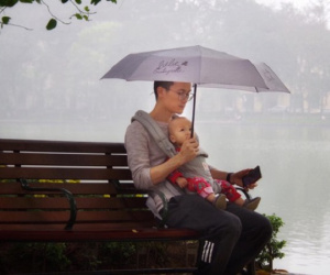Địu con trước ngực dạo bờ hồ ngày mưa bụi, sắc mặt của bố bỉm sữa mới là thứ gây chú ý