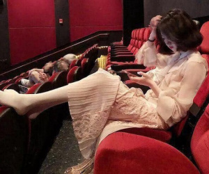 Gái xinh đi xem phim tháo cả giày gác chân lên ghế trước, dân mạng người ném đá kẻ bênh: Đẹp auto không có lỗi?