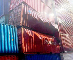 Thùng container chứa bột chế biến tôm phát nổ ở cảng Cát Lái