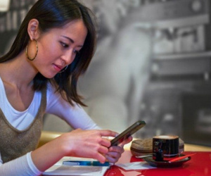 Vừa thấy món quà tân gia của tôi, dù chưa biết giá, chị chồng đã hắt hủi con gái tôi giống như dưng nước lã