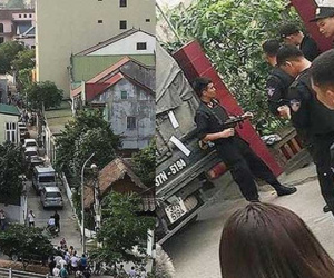 Cận cảnh cả trăm chiến sĩ công an mang súng khám xét, thu giữ 6 tạ ma túy