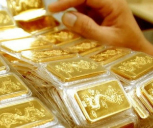 Giá vàng hôm nay 16/4: Tiềm ẩn rủi ro, USD cùng vàng lao dốc