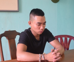 Nam thanh niên kề dao vào cổ thiếu nữ cướp điện thoại và tiền