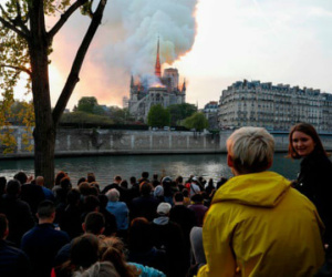 Người dân đau đớn nhìn ngọn lửa dữ dội trước mắt: 'Paris mà không có Nhà thờ Đức Bà thì không còn là Paris nữa'