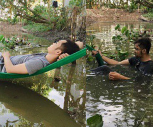 Thanh niên mắc võng trên ao nằm chợp mắt và cái kết hứng trọn lớp bùn đen khiến dân mạng cười bò