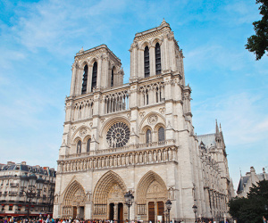 Trước khi sụp đổ một phần vì vụ cháy chấn động, Nhà thờ Đức Bà ở Paris từng là biểu tượng bình yên của cả nước Pháp