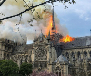 Vì sao Pháp không dùng máy bay chữa cháy nhà thờ Đức Bà Paris?