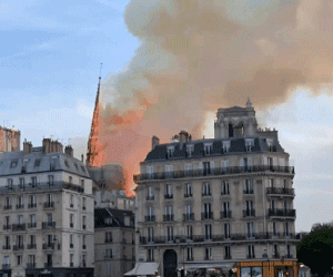 Video: Ngọn lửa thiêu cháy tòa tháp nhà thờ Đức Bà Paris
