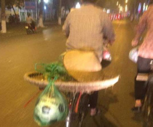 Chiếc xe đạp của người mẹ bán hàng rong cùng món quà buộc lủng lẳng đằng sau khiến nhiều người xúc động