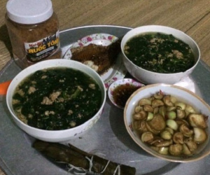 Nấu mâm cơm ngon lành dễ ăn đầu hè, mẹ trẻ tá hỏa khi tính tiền bát canh cua