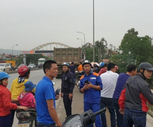 Sau cuộc cãi nhau, chồng bất lực nhìn vợ chìm xuống dòng nước