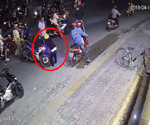Video: Tên trộm Exciter vứt xe chạy sau khi đụng phải 2 cô gái giữa đường