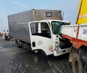 2 xe tải va chạm khiến 2 tài xế tử vong, 1 phụ xe bị thương