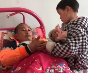Bé gái 6 tuổi bất hạnh khi mẹ qua đời, bố nằm liệt giường, nhưng khi trả lời câu hỏi 'Mẹ đâu rồi' mới khiến mọi người đau lòng