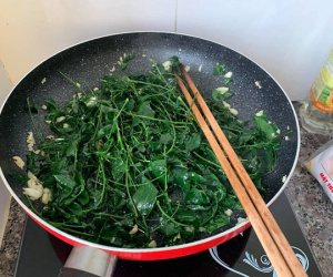 Cạn lời với rau ngót xào tỏi của chồng ngoại quốc, vợ trẻ ngậm ngùi đi 'chữa cháy' thành món ăn kì lạ này...