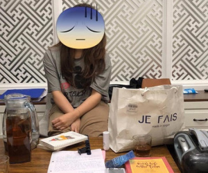 Bị vợ đuổi đánh đến mức phải chui gầm bàn trốn, chồng trẻ hậm hực gọi mẹ vợ xuống đòi 'trả về nơi sản xuất'