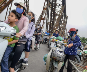 Cầu Long Biên thành chợ cóc, giao thông ùn ứ