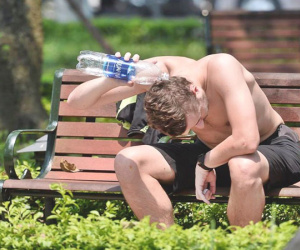 Hà Nội: Người dân, du khách nhăn mặt nhíu mày với nắng nóng 41 độ C giữa trưa hè
