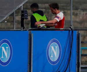 Hậu vệ Arsenal ôm bụng chạy đi toilet giữa trận đấu