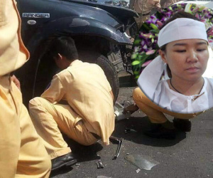 Nước mắt người vợ trẻ ở đám tang Đại úy CSGT bị lái xe bán tải chèn ngã: 'Tôi nói dối con là ba đang ngủ'