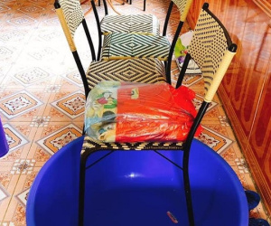 Ông bố vàng của năm: Tự tay biến nhà tắm thành tiệm gội đầu để phục vụ con gái rượu mới phẫu thuật