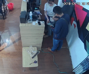 Phẫn nộ clip thanh niên nói tiếng Trung Quốc liên tiếp ăn trộm tiền tại các cửa hàng ở Đà Nẵng