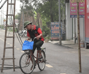 Video: Hàng cột điện 'đứng' giữa đường ở Hà Nội