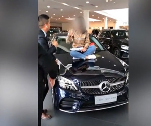 Video: Nữ khách hàng ngồi trên ca-pô xe Mercedes để bắt đền đại lý