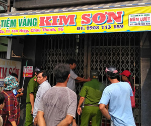 Chủ tiệm vàng ở Tiền Giang chống trả tên cướp có roi điện