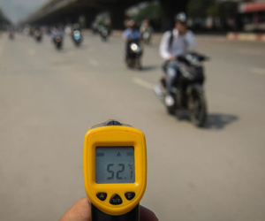 Mặt đường ở Hà Nội nóng hơn 50 độ C