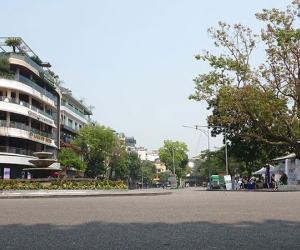 Nắng như đổ lửa, phố đi bộ Hồ Gươm vắng tanh ngày cuối tuần