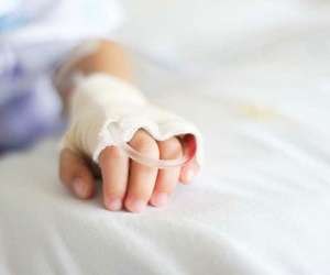Ông bố trẻ cứu con thoát chết trong gang tấc và cảnh báo cực quan trọng tới bố mẹ khi cho con ăn uống