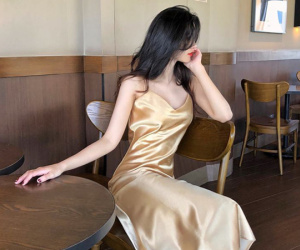 Mát mẻ, sang chảnh lại rất 'lúng liếng', váy lụa hai dây ắt là thứ bạn nên mua hè này