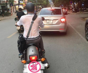 Nhìn người đàn ông đi xe máy với lưng áo ướt đẫm mới thấy thời tiết Hà Nội nóng đến thế nào!