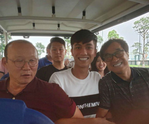 Phan Văn Đức khoe được 'bố' Park đến thăm, đồng đội thi nhau ghen tị