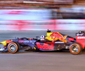 Video: Hai xe đua F1 biểu diễn lần đầu trên đường Hà Nội