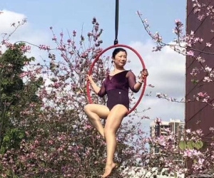 Cảnh giới tối cao của 'sống ảo': Đầu tư hẳn cần cẩu 'thả dáng' giữa trời để chụp ảnh với hoa ban