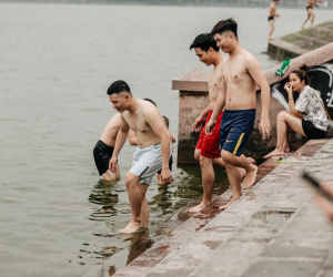 Hà Nội oi nóng ngộp thở, nhiều người mang theo cả thú cưng ra Hồ Tây tắm bất chấp biển cấm