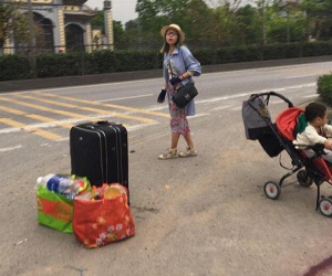 'Hot girl' Bella xuống sắc tệ hại, đưa con trai phơi nắng bắt xe dọc đường quốc lộ